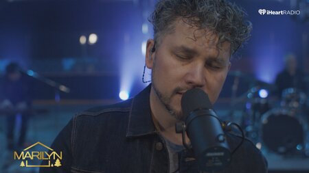 Don Amero performs "Christmas (Baby Please Come Home)" Don Amero performs "Christmas (Baby Please Come Home)"