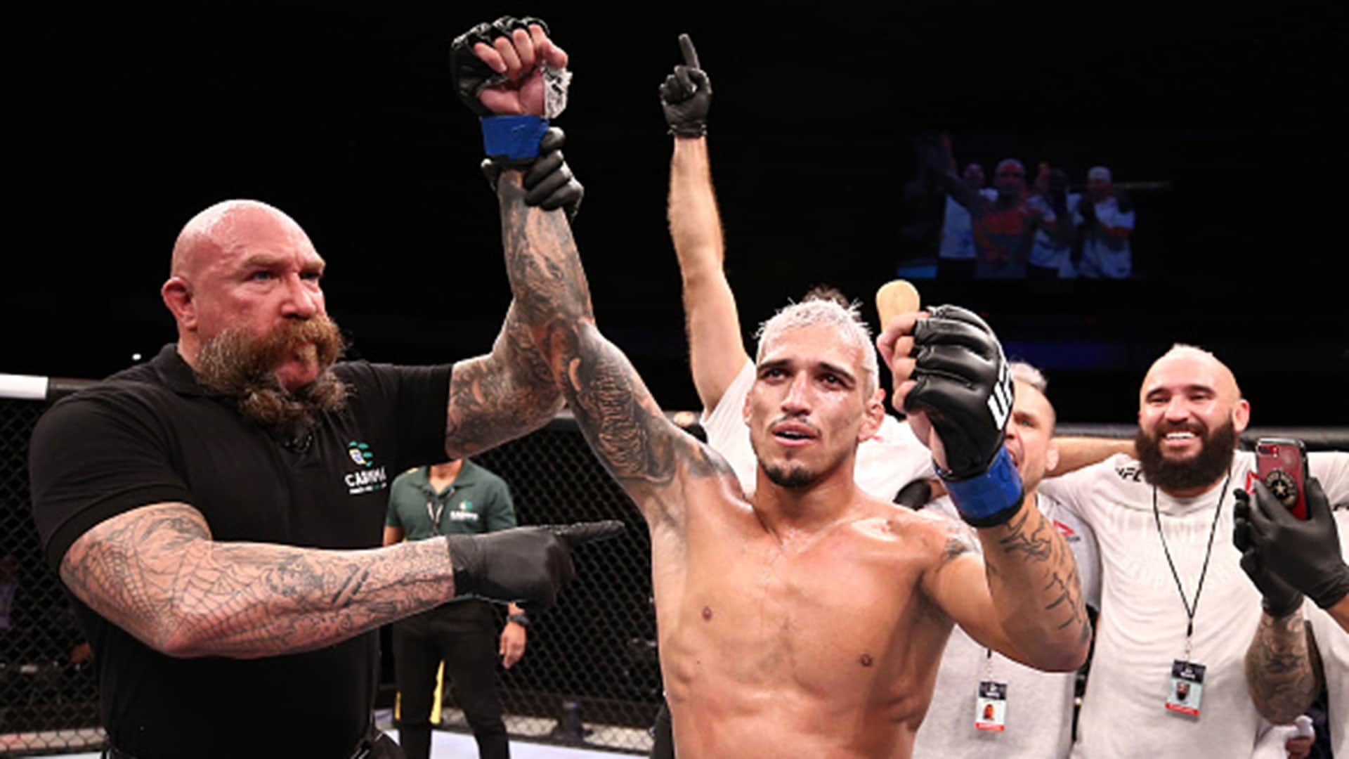 Oliveira taps out Lee with guillotine choke in main event of UFC Fight ...