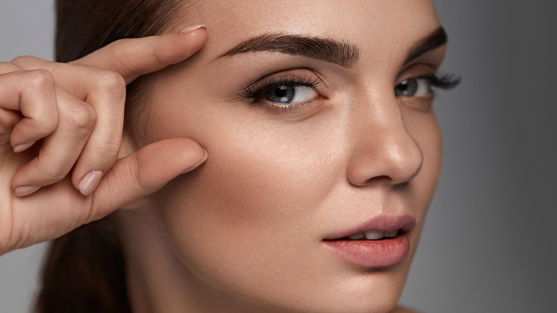 How to shape your eyebrows like a professional