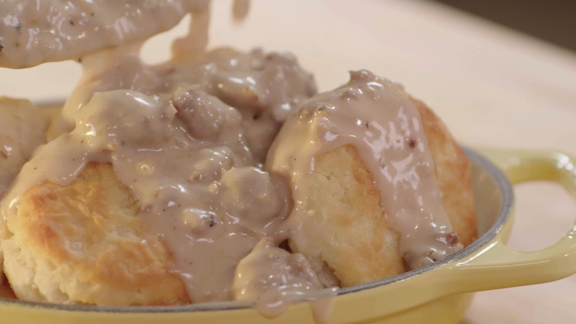 How to make a quick but tasty biscuits and gravy How to make a quick but tasty biscuits and gravy