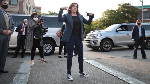 Should outlets cover what female politicians wear? Should outlets cover what female politicians wear?