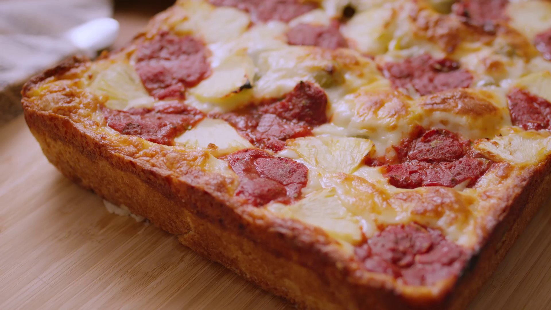 Mary Makes It Easy | S1:E9 | Detroit-Style Pizza Recipe