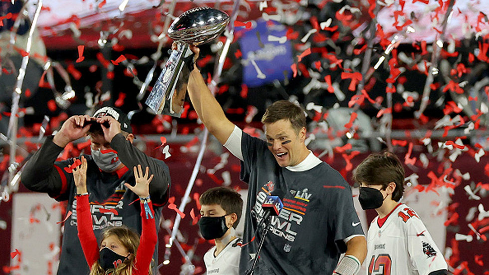 Best of 2021: Buccaneers presented with Vince Lombardi Trophy, Brady named MVP
