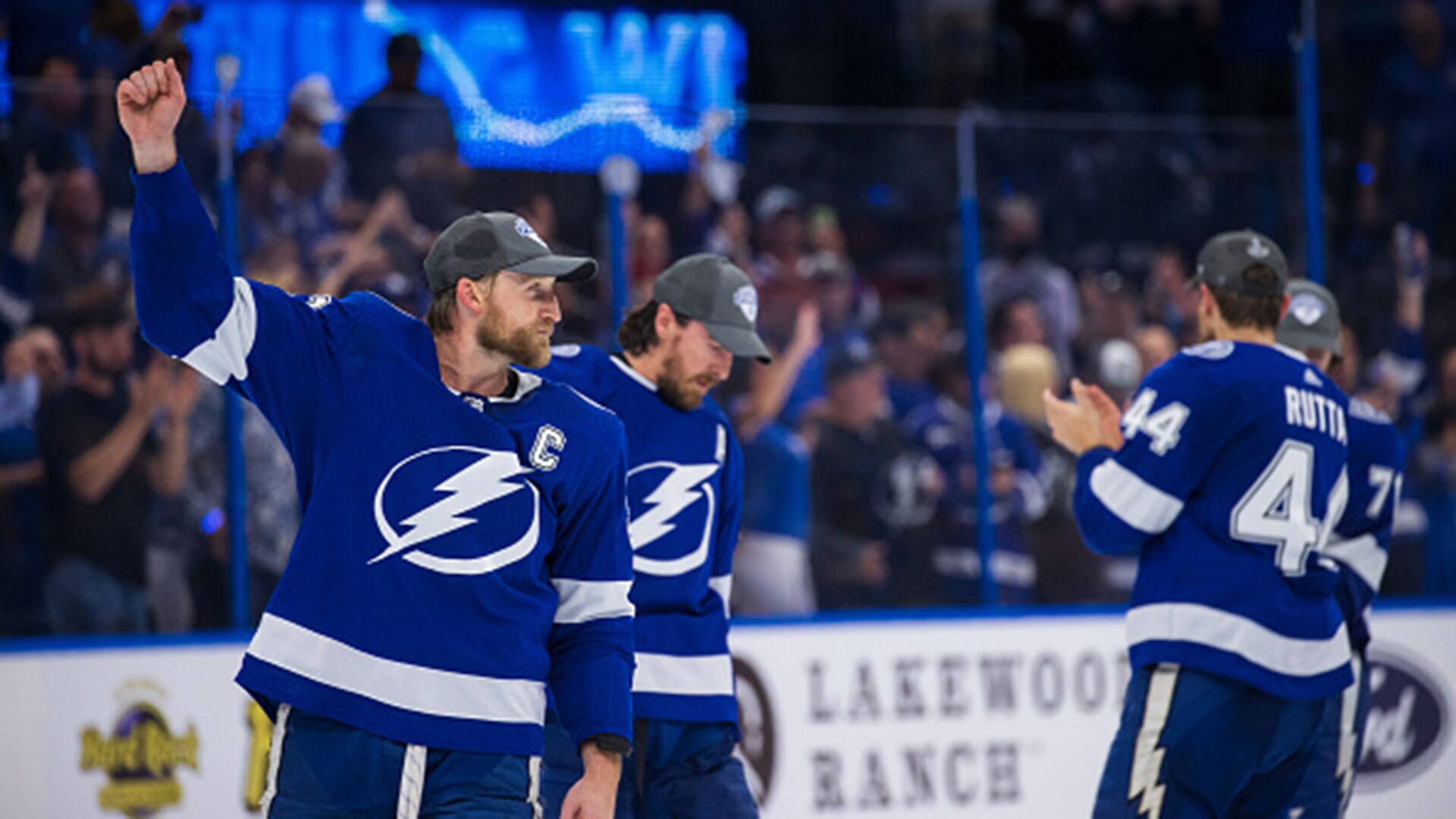 Нхл ру территория нхл. Хк Тампа Бэй. Стивен Стэмкос с женой фото. Tampa Bay Lightning - los Angeles Kings. Лос-Анджелес 4:2 Тампа-Бэй.