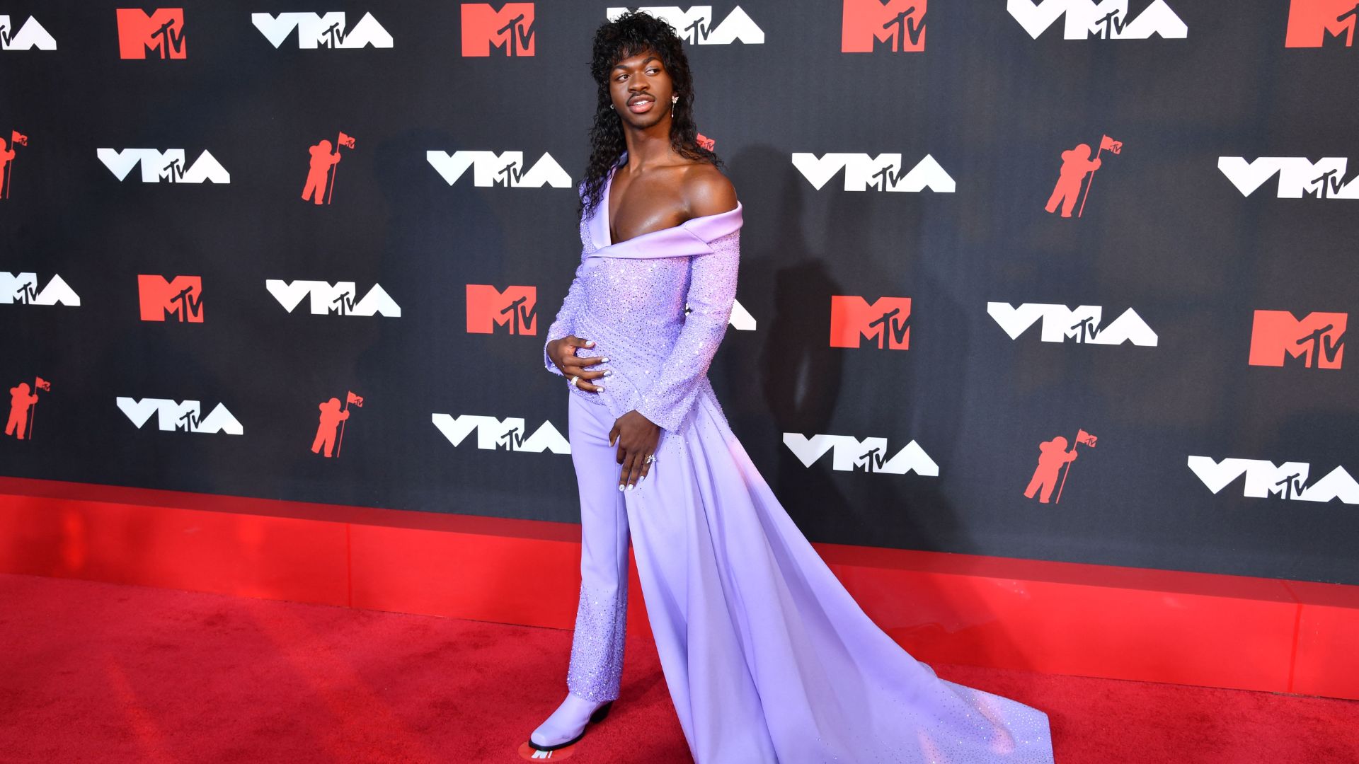 Etalk | S20:E5 | Lil Nas X’s sparkly gown-suit and more 2021 MTV VMA looks