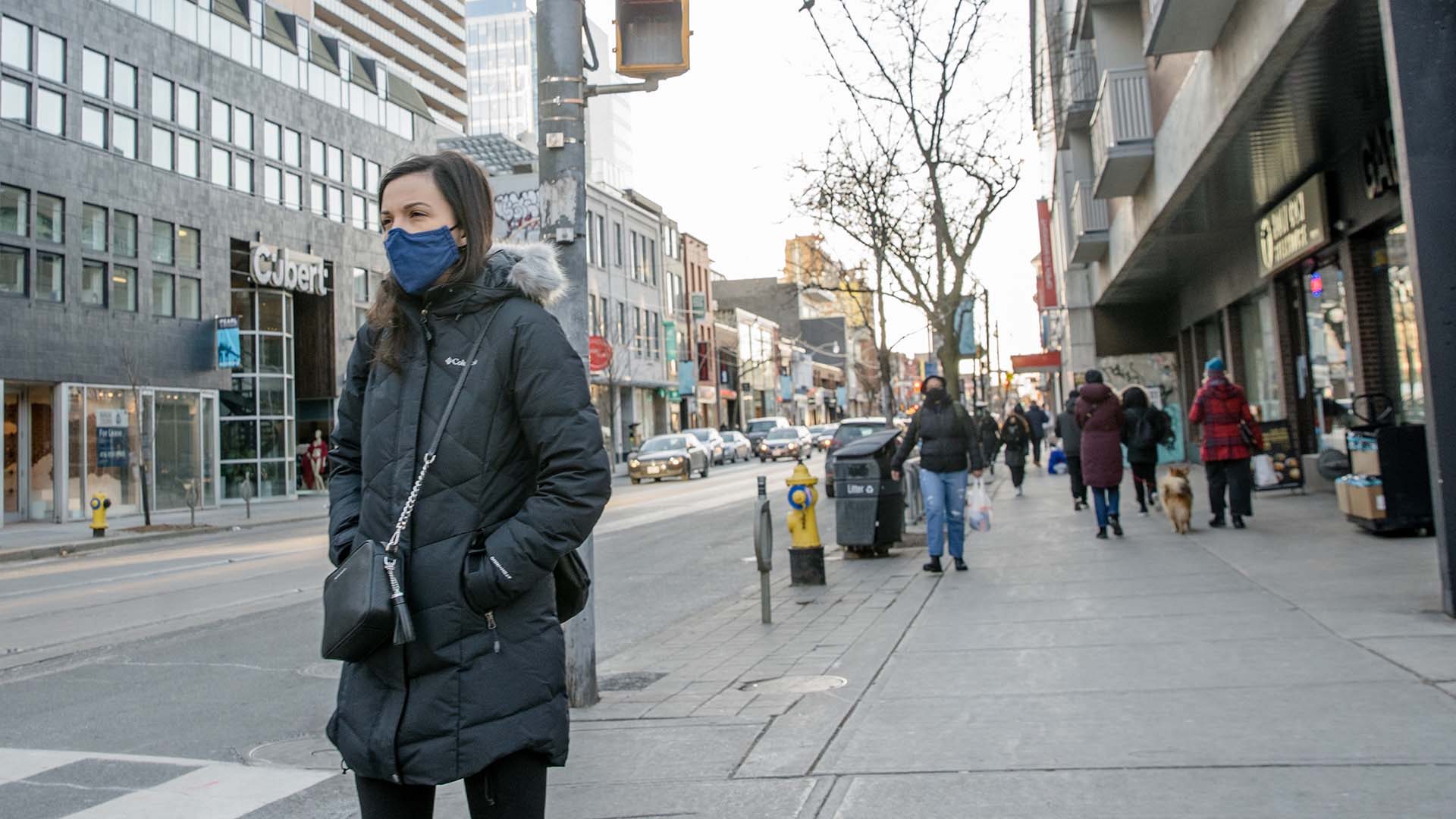 Зима город люди. Мужчина и женщина в зрительном зале. Молодежь зимой. 10 january картинка. Бренд free people.