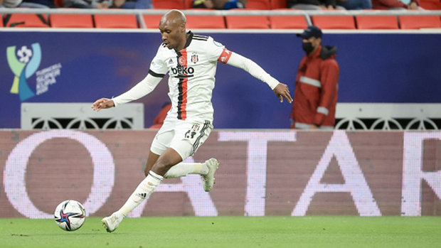 Canadian international Hutchinson signs one-year extension with Besiktas