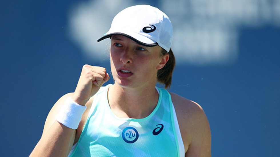 Top seed Swiatek cruises into third round at National Bank Open