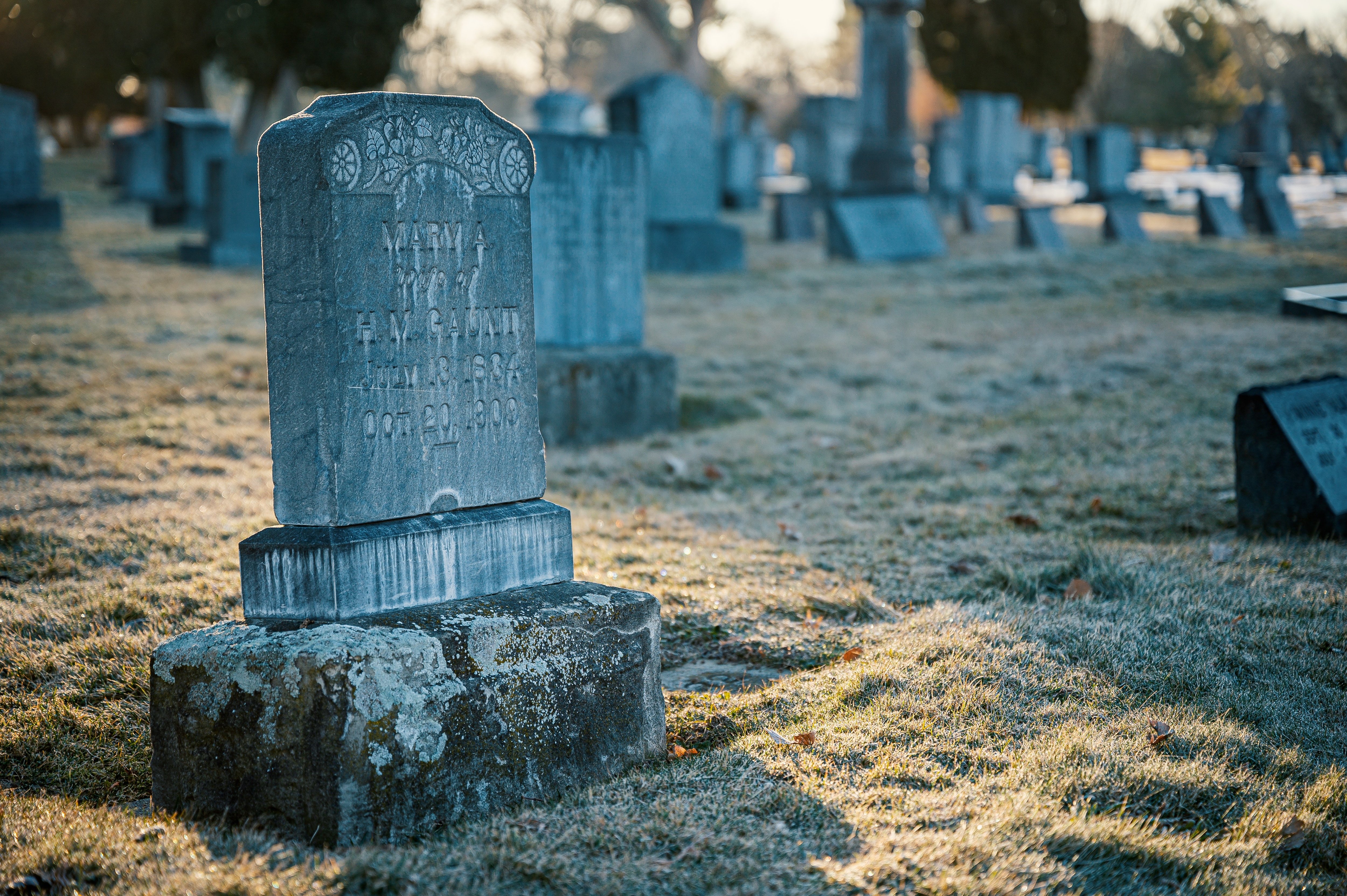 Tombstone. Надгробный камень. Могильная плита. Могильная плита на кладбище. Надгробная плита.