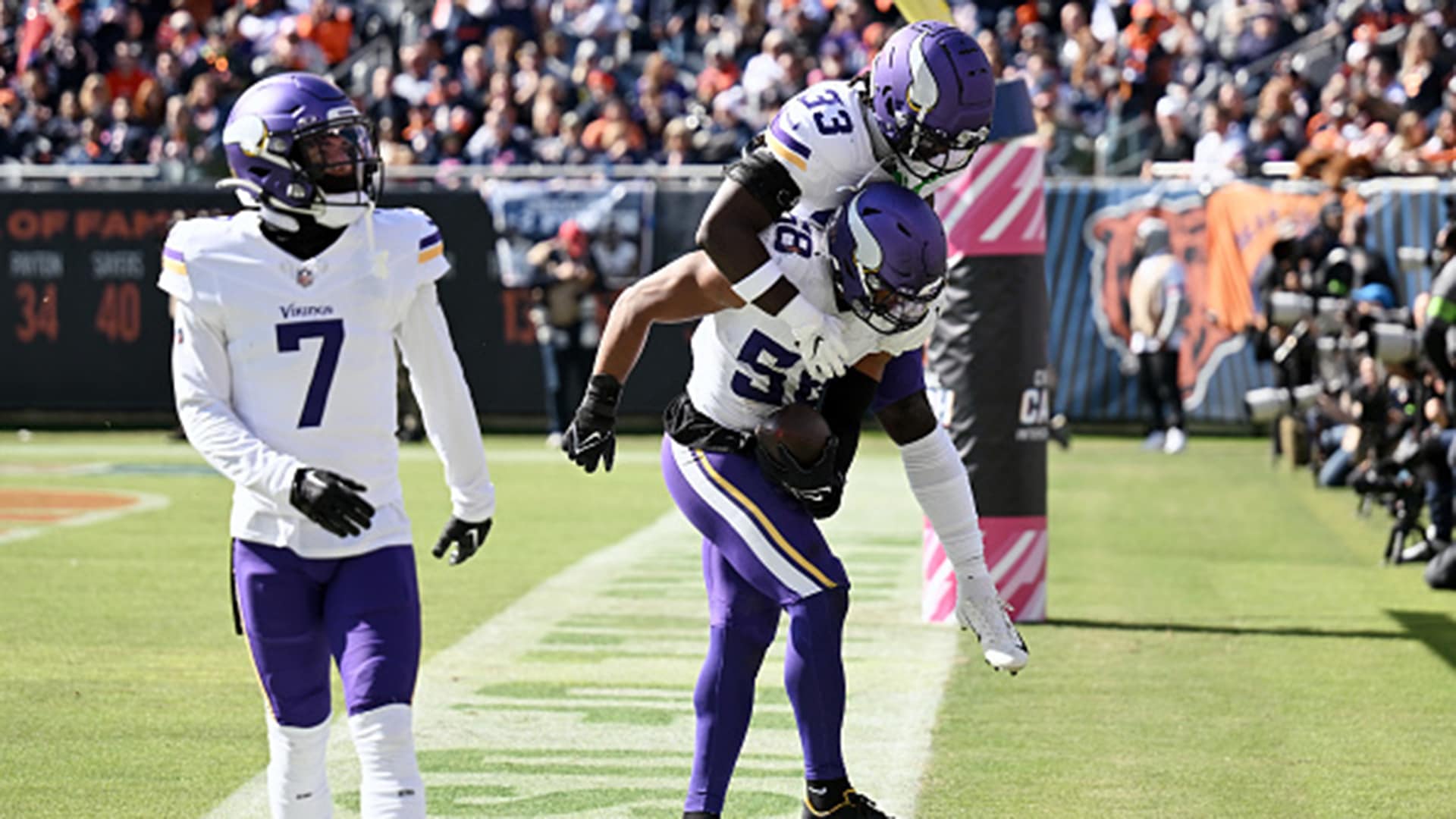 Cousins, Hicks lead way as Vikings knock out Fields, beat Bears 19