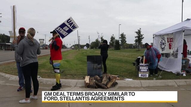 GM workers become first of Detroit Three automakers to approve labour deal  with UAW - The Globe and Mail