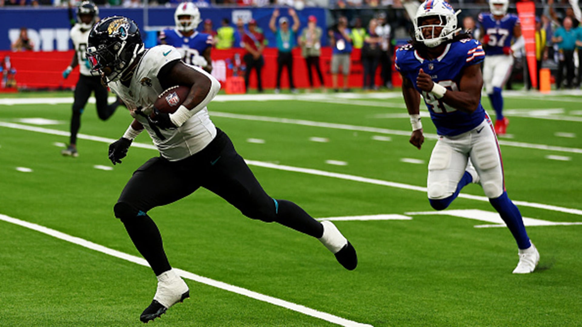 NFL: Buffalo Bills players tuck into turkey on pitch for Thanksgiving