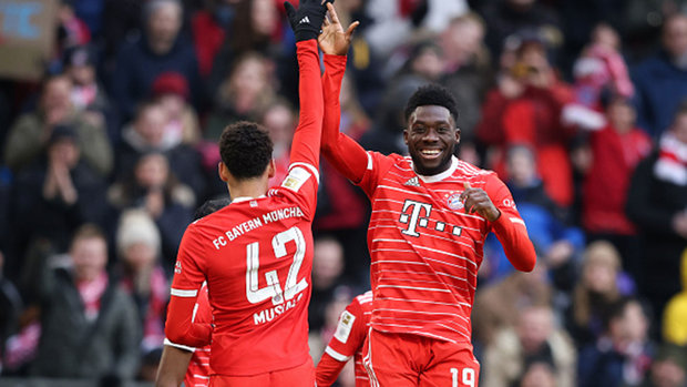 Should Davies re-up long-term with Bayern Munich?