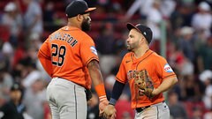 Catcher Alejandro Kirk leaves Blue Jays game after being hit by pitch 