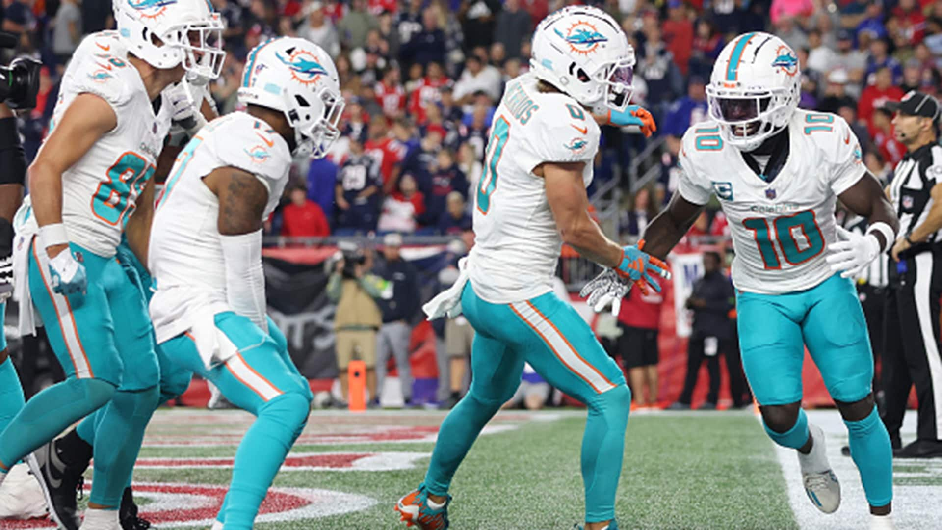 Mostert runs for 2 TDs as Dolphins hold off Patriots 24-17