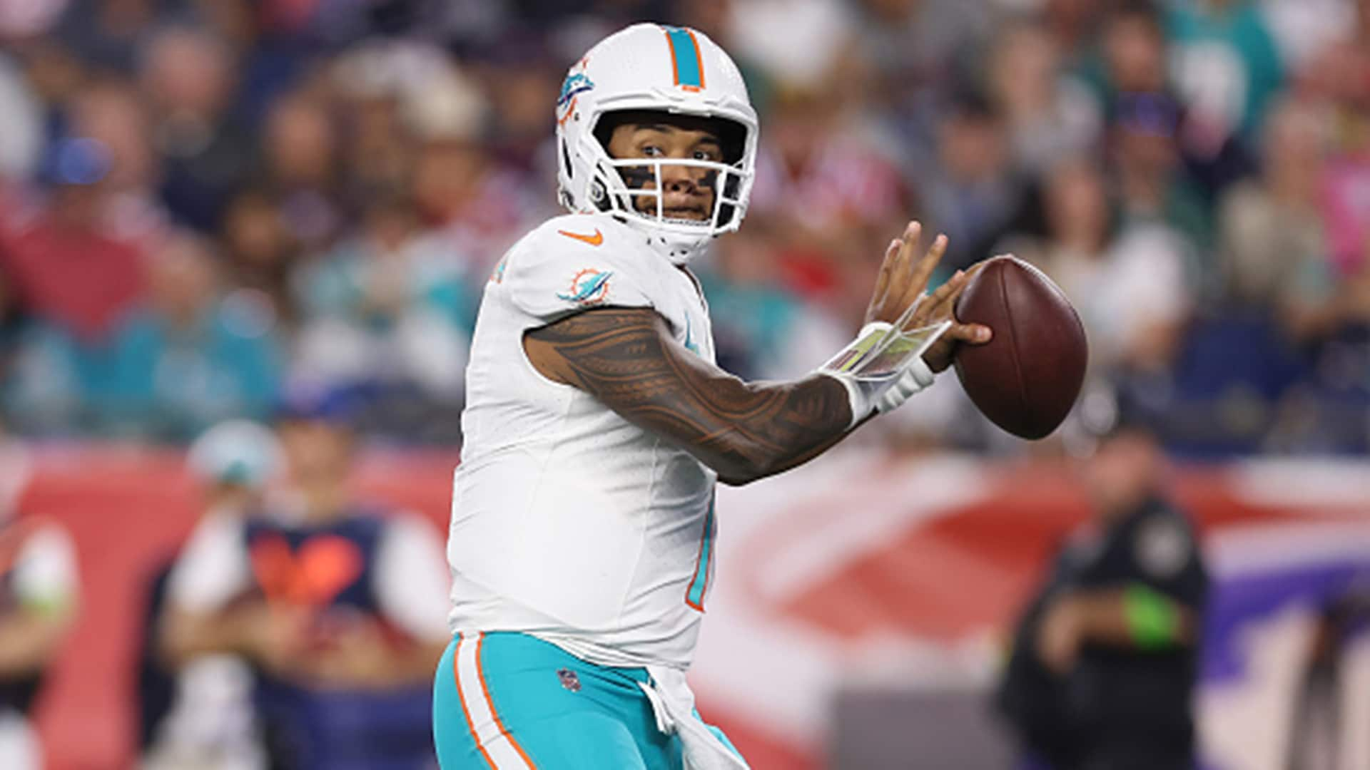 Mostert's 2 TDs help Dolphins hold on to defeat Patriots 24-17