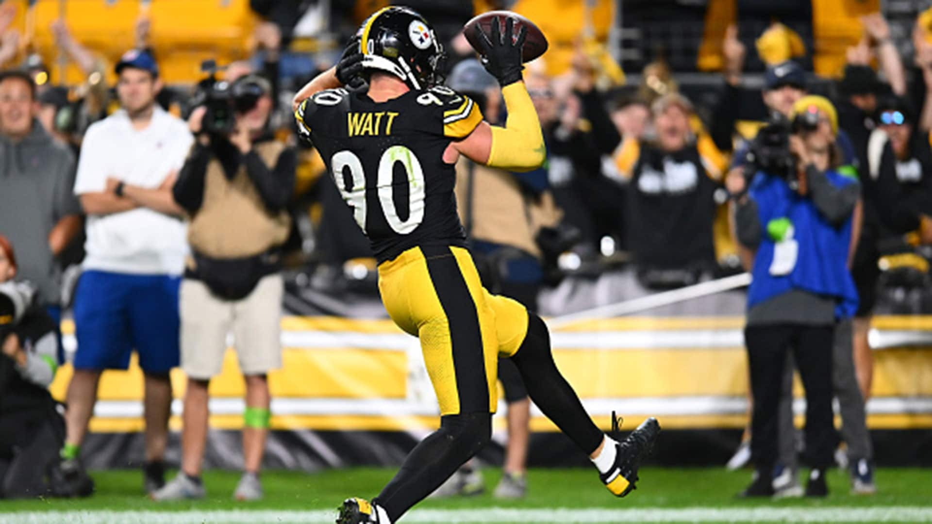 T.J. Watt's scoop-and-score lifts Steelers past Browns 26-22 as Cleveland  loses Nick Chubb to injury – KVEO-TV