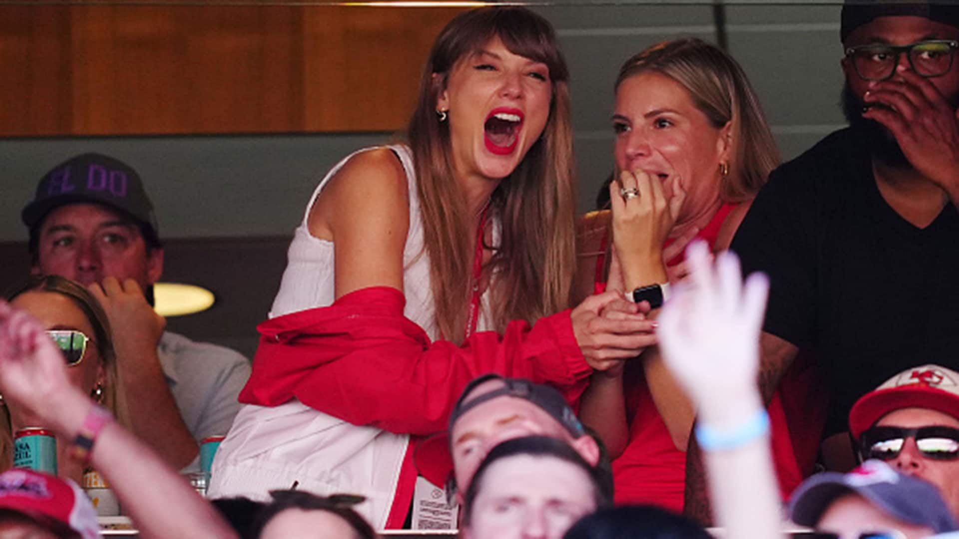 Patrick Mahomes throws 3 TD passes, Taylor Swift celebrates as Chiefs rout  Bears 41-10