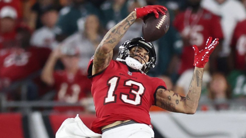 Must See: Mike Evans climbs the ladder for ridiculous one-handed grab
