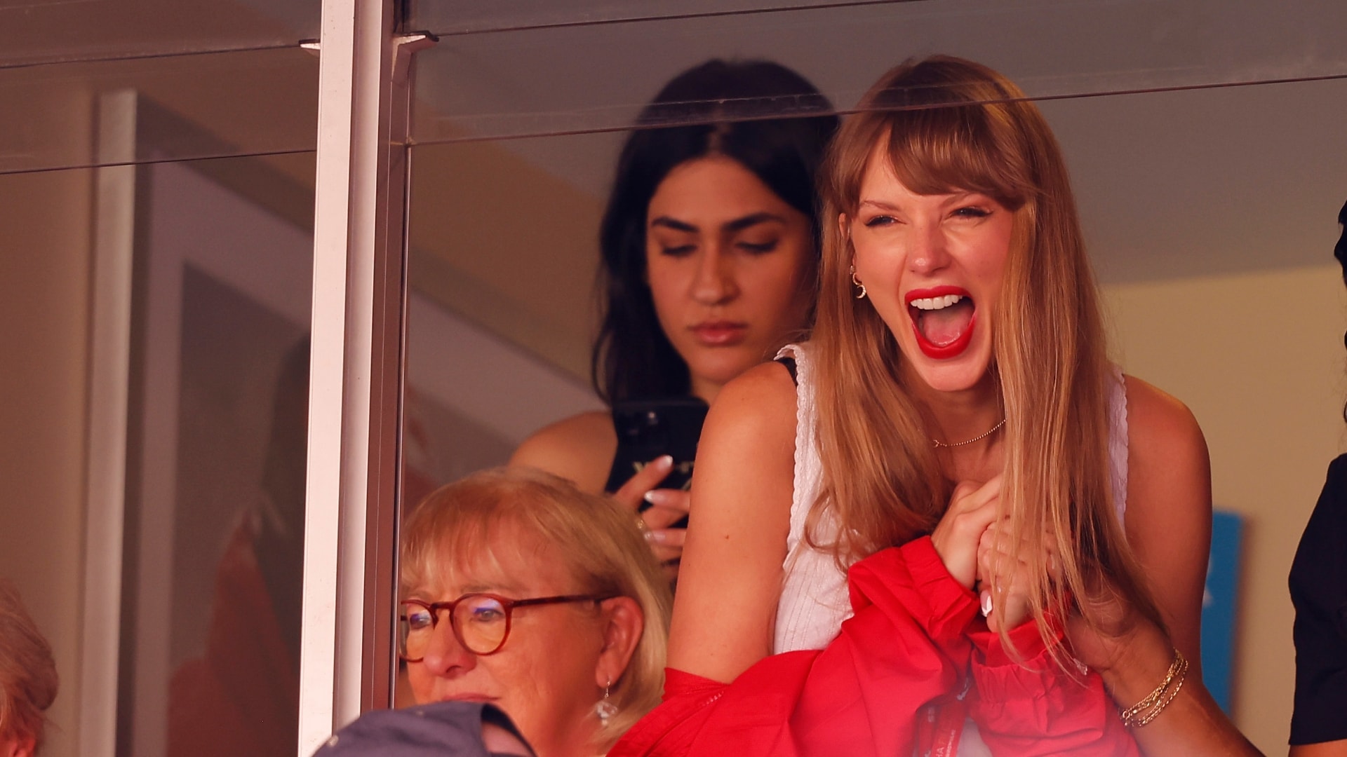 Travis Kelce notes Taylor Swift's bold appearance at Chiefs game