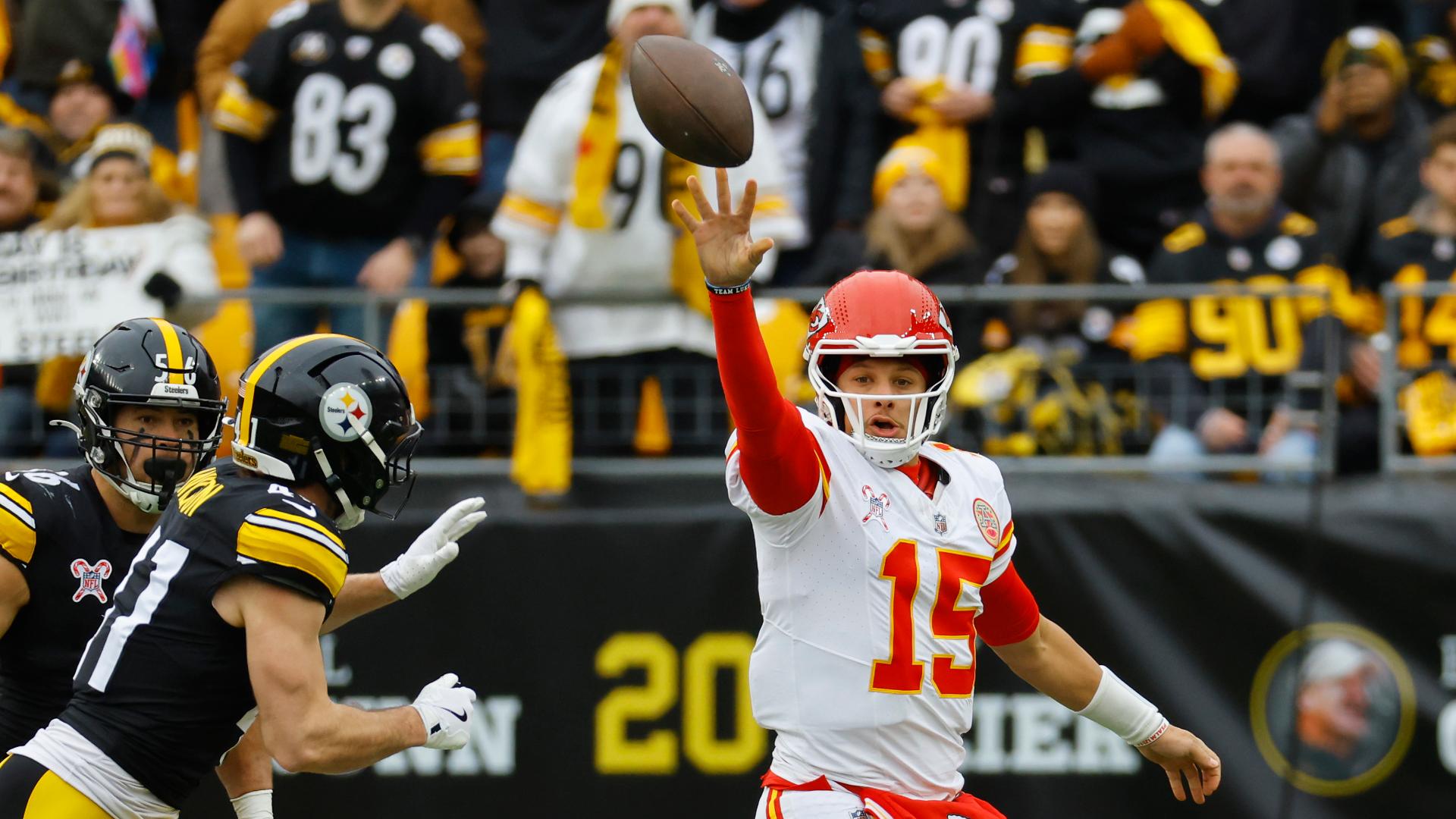 Patrick Mahomes improvises with crafty flip for a Chiefs first down