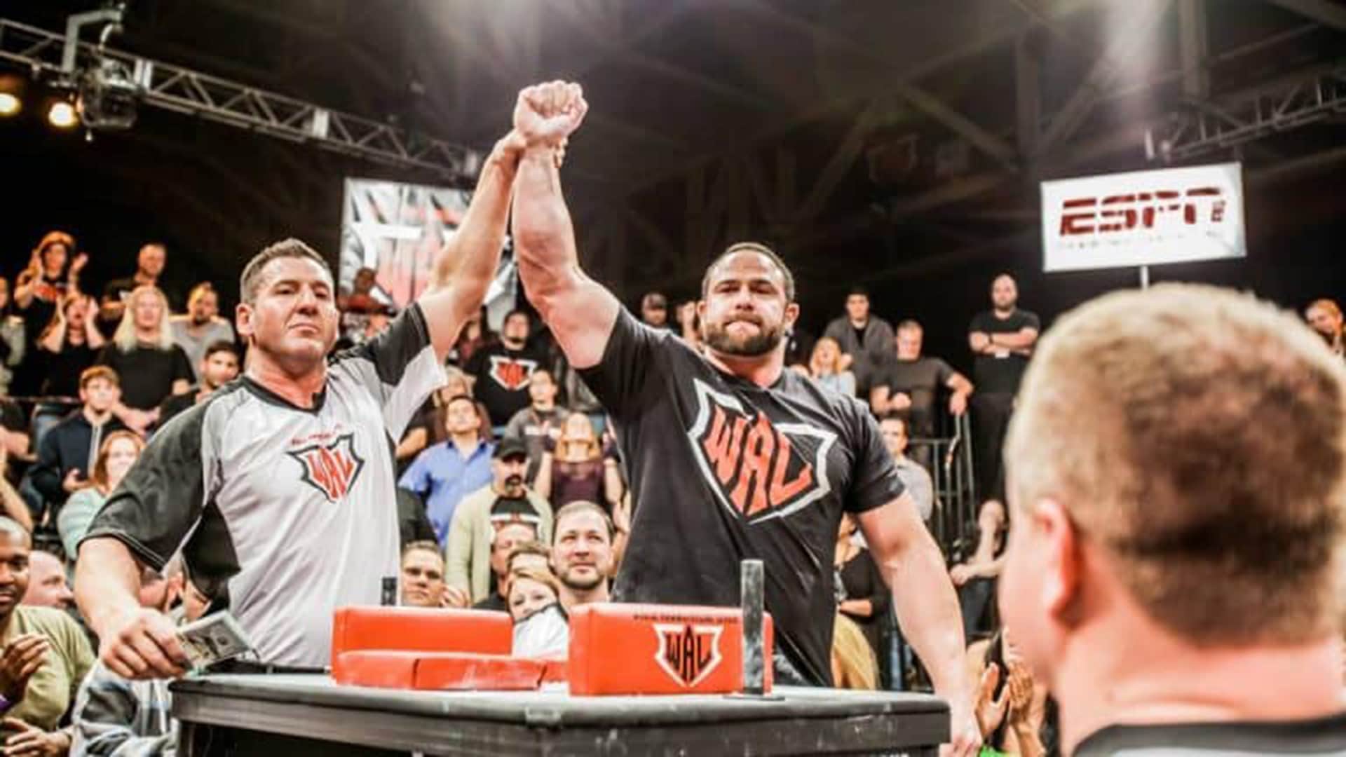 Devon larratt. Армрестлер девон ларратт. John brzenk новый арм файт. Бои армрестлинга. Билл соберанес армрестлинг.